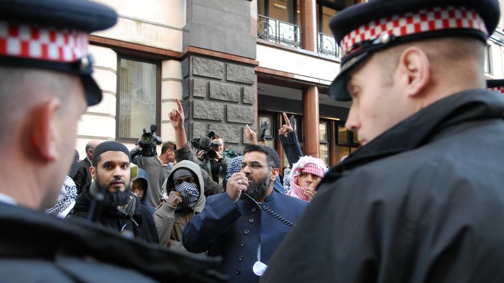 Anjem Choudary (C) addresses Muslim protesters outside the Old Bailey Courts in 2006