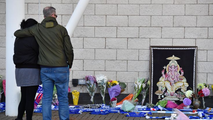 People react as they pause at floral tributes lined up outside Leicester City Football Club&#39;s King Power Stadium in Leicester, eastern England, on October 28, 2018 after a helicopter belonging to the club&#39;s Thai chairman Vichai Srivaddhanaprabha crashed outside the stadium the night before. - Leicester City&#39;s charismatic Thai chairman was the subject of growing concerns on October 28 after a helicopter belonging to the billionaire crashed and burst into flames in the stadium carpark shortly afte