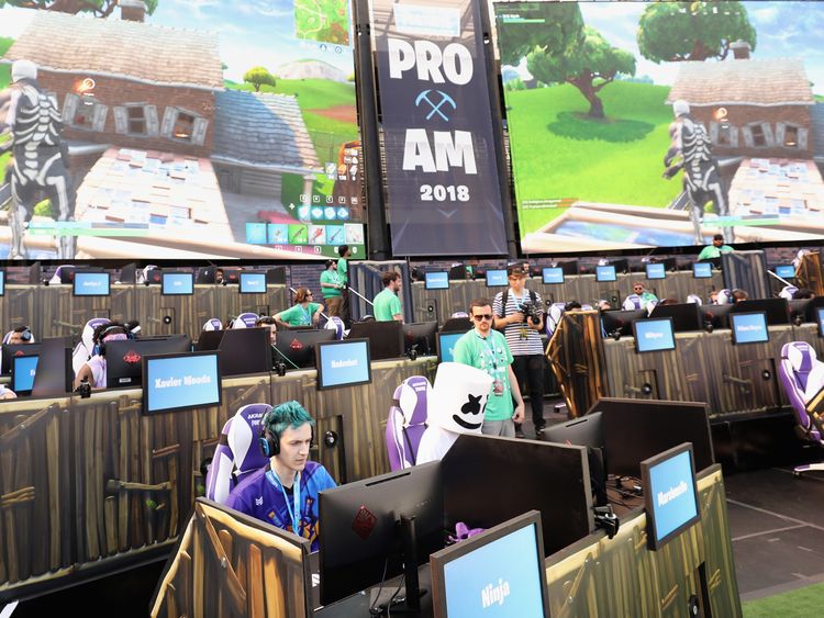 Holabuzz Fortnite Maker Sues Youtuber Over Cheats And Hacks - fortnite maker sues youtuber over cheats and hacks