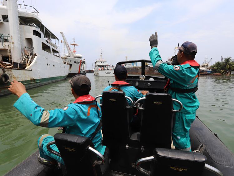 Members of a rescue team prepare to search for survivors from the Lion Air flight JT 610, which crashed into the sea, at Jakarta seaport on October 29, 2018. - The Indonesian Lion Air plane carrying 188 passengers and crew crashed into the sea on October 29, officials said, moments after it had asked to be allowed to return to Jakarta. (Photo by Resmi MALAU / AFP) (Photo credit should read RESMI MALAU/AFP/Getty Images)