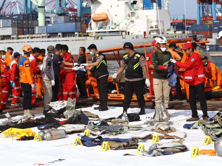 Members of a rescue team bring personal items and wreckage ashore at the port in Tanjung Priok, North Jakarta, on October 29, 2018, after they were recovered from the sea where Lion Air flight JT 610 crashed off the north coast earlier in the day. - A brand new Indonesian Lion Air plane carrying 189 passengers and crew crashed into the sea on October 29, officials said, moments after it had asked to be allowed to return to Jakarta. (Photo by RESMI MALAU / AFP) (Photo credit should read RESMI MAL