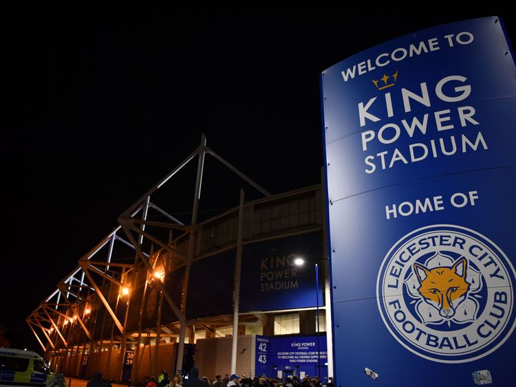Media and members of the public are seen at a police cordon outside Leicester City Football Club's King Power Stadium in Leicester, eastern England, on October 27, 2018 after a helicopter crashed in a car park outside the stadium. - A helicopter on Saturday crashed near the football stadium in the central UK city of Leicester, police said. The crash took place hours after Leicester drew 1-1 with West Ham in a Premier League match at the King Power Stadium. Sky Sports broadcast pictures of what i