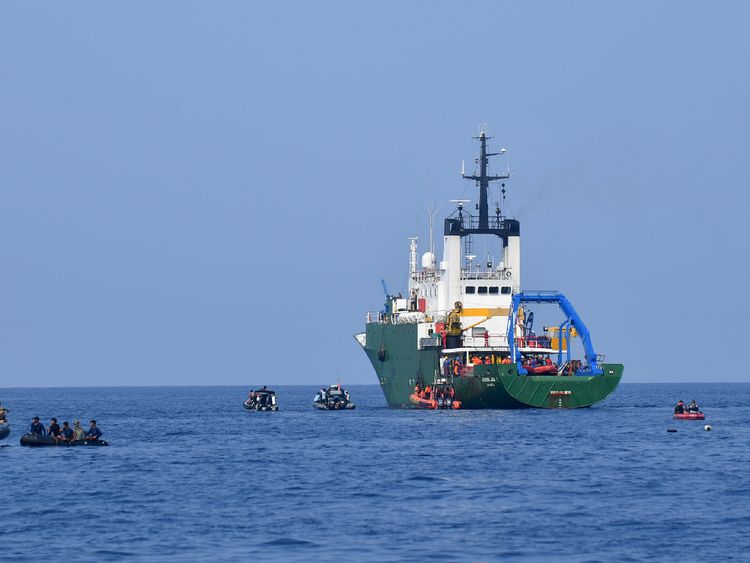 Wreck of crashed Indonesia jet detected by sonar Wreck of crashed Indonesia jet detected by sonar