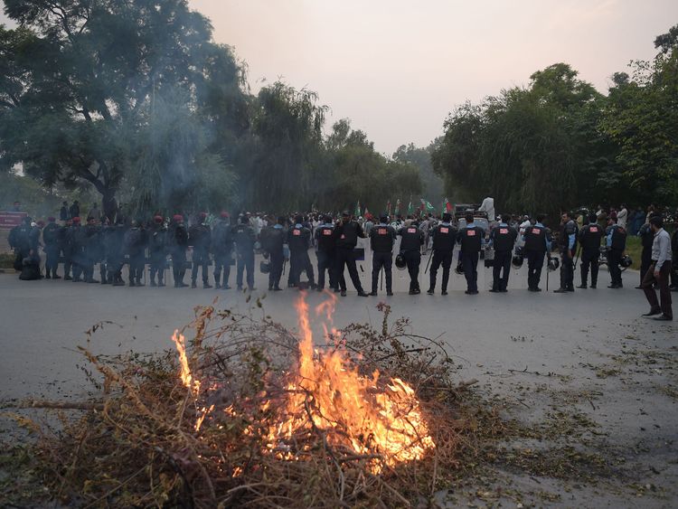 Des policiers anti-émeute pakistanais font la queue dans une rue bloquée menant à la Cour suprême du Pakistan