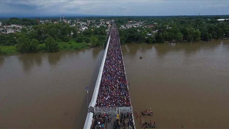 Honduran migrants gather at Guatemala&#39;s northern border with Mexico