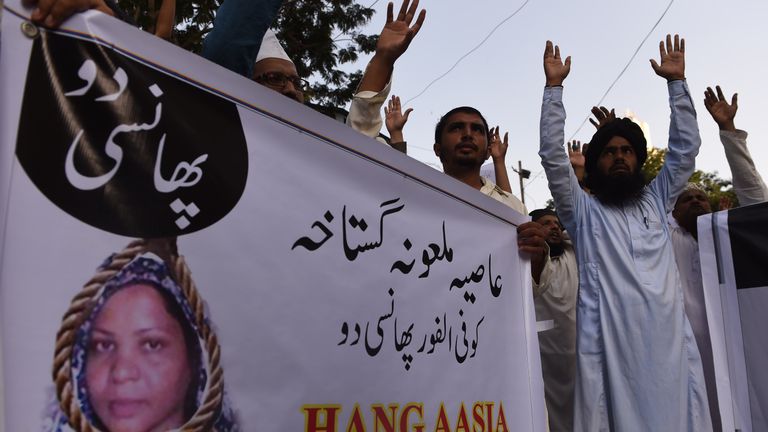 Pakistani protesters calling for the hanging of Asia Bibi