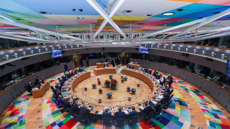Οι ηγέτες της Ευρωπαϊκής Ένωσης παρακολουθούν μια συνάντηση στρογγυλής τραπέζης σε μια σύνοδο κορυφής της ΕΕ στις