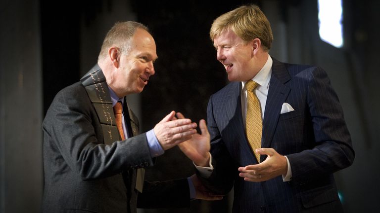 Ian Buruma (L) receiving an award from Dutch Crownprince Willem-Alexander in 2008
