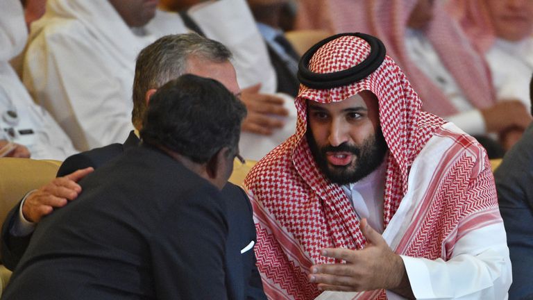Saudi Crown Prince Mohammed bin Salman talks to Jordan&#39;s King Abdullah II (L) during the Future Investment Initiative FII conference in the Saudi capital Riyadh on October 23, 2018. - Saudi Arabia is hosting the key investment summit overshadowed by the killing of critic Jamal Khashoggi that has prompted a wave of policymakers and corporate giants to withdraw