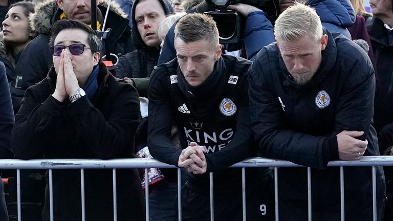 Aiyawatt Srivaddhanaprabha, the late chairman&#39;s son, stands next to Leicester players Jamie Vardy, centre, and Kasper Schmeichel, right