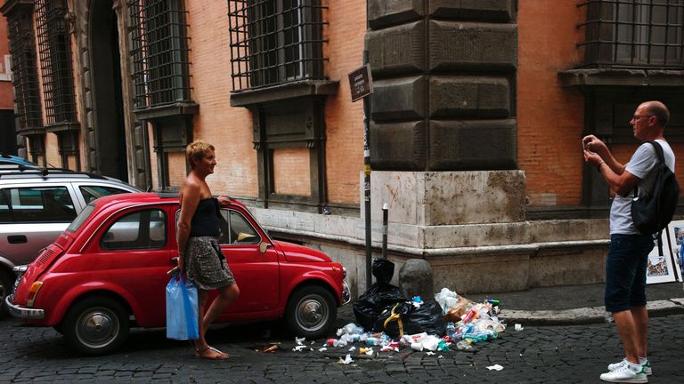 Rome&#39;s uncollected garbage piles up 