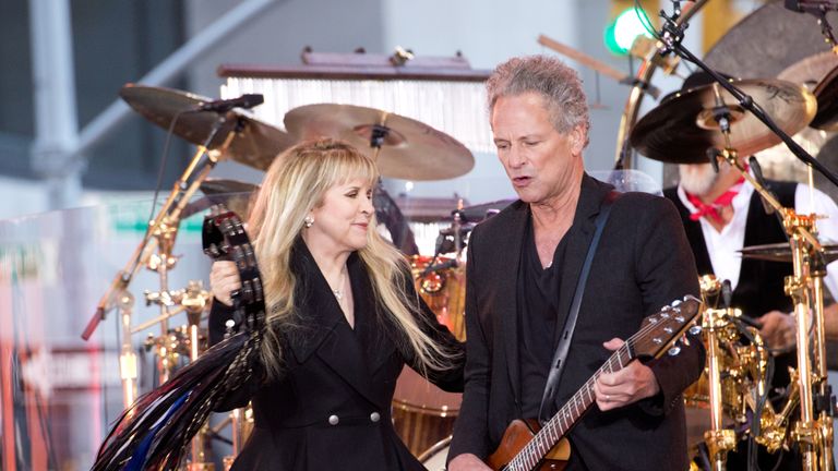 Go Your Own Way Fleetwood Mac Looks Forward To Court Date As Bandmate Lindsey Buckingham Sues