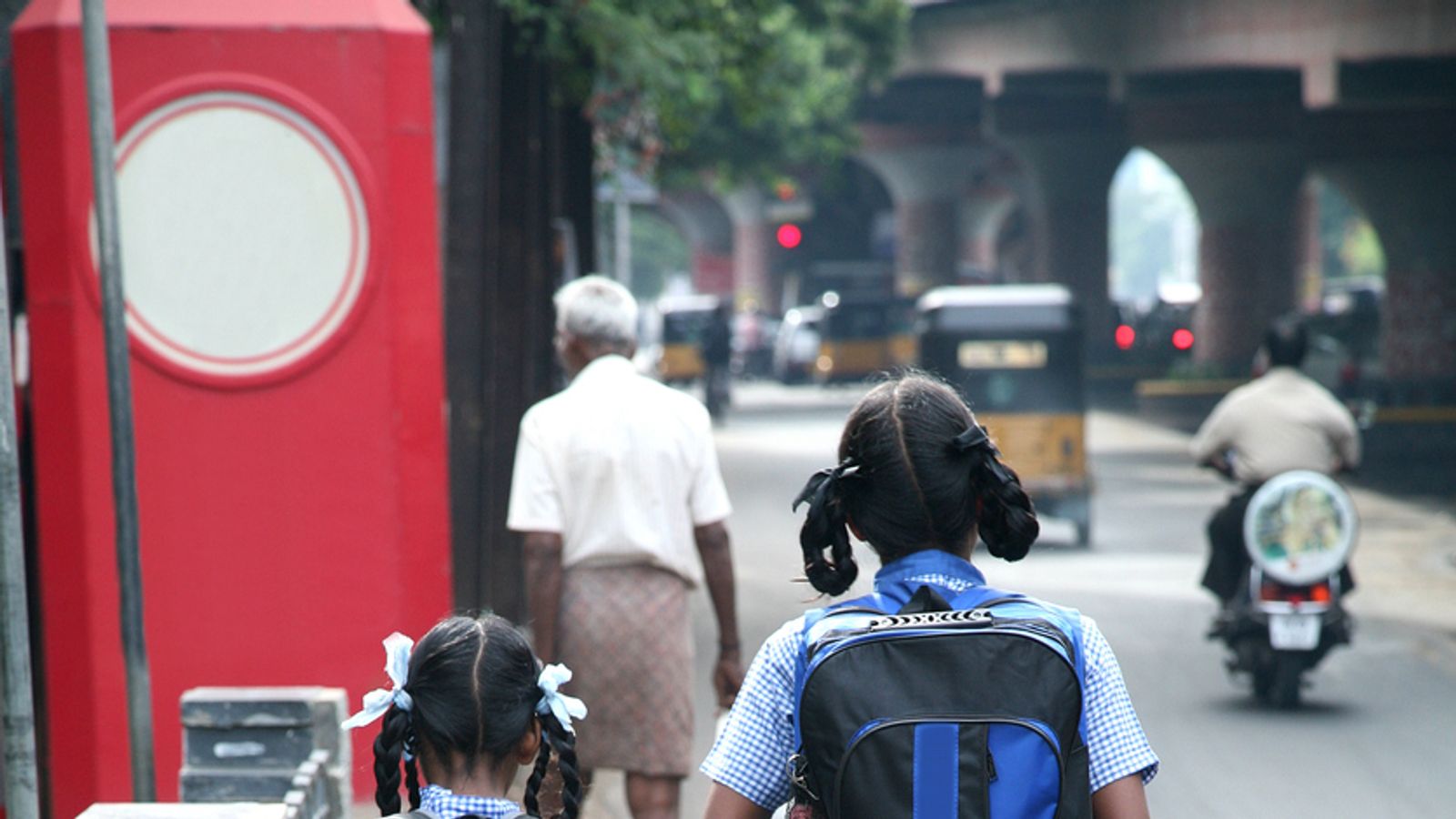 India bans homework and heavy schoolbags to prevent spinal damage