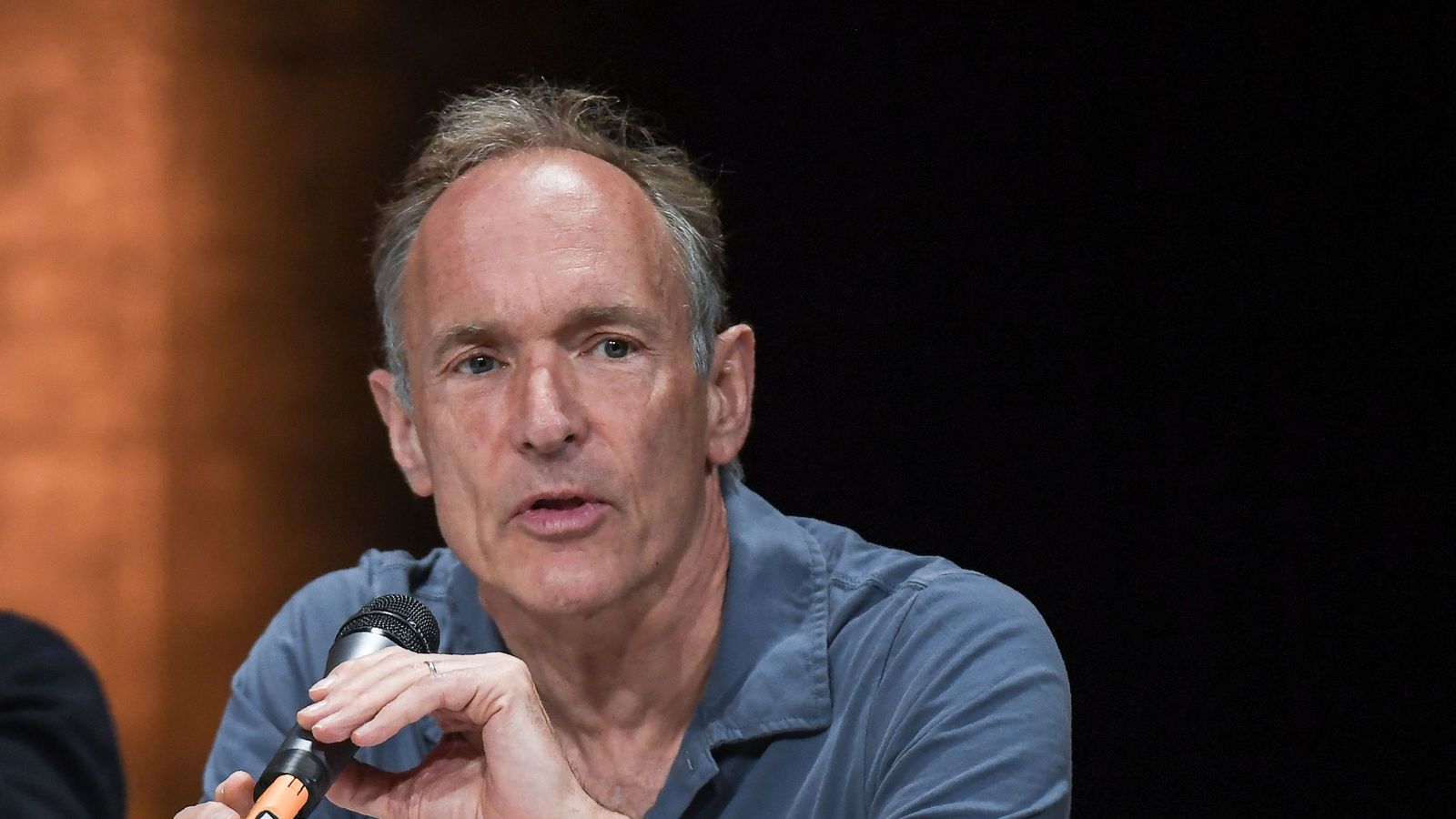 World wide web creator Tim Berners-Lee targets fake news - BBC News