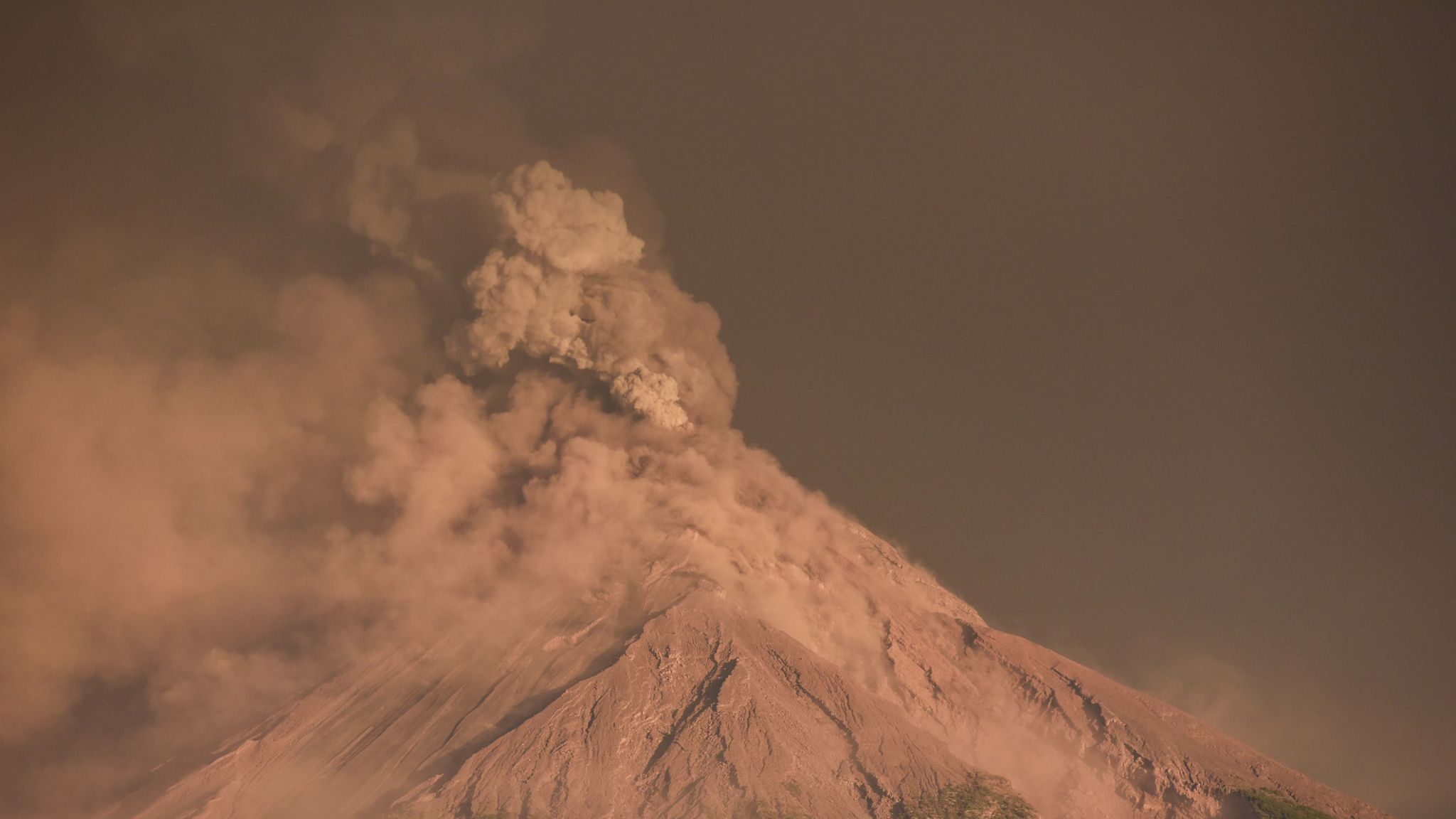 'Volcano Of Fire': Thousands Evacuated As Guatemala's Fuego Erupts ...