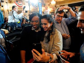 Το Congresswomen Ayanna Pressley θέτει για εαυτούς με υποστηρικτές στη Μασαχουσέτη