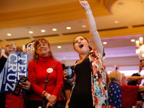 Υποστηρικτές του Ρεπουμπλικανικού γερουσιαστή Τεντ Κρουζ αντιδρούν στο μεσημεριανό του πάρτι νύχτας εκλογών στο Τέξας