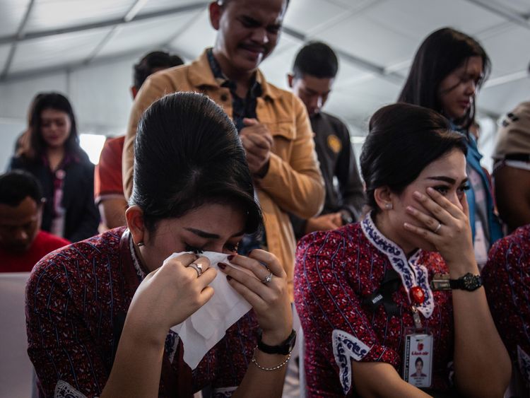 KARAWANG, INDONESIA - NOVEMBER 06: Families and colleagues of victims of Lion Air flight JT 610 cry on deck of Indonesian Navy ship KRI Banjarmasin during visit and pray at the site of the crash on November 6, 2018 in Karawang, Indonesia. Indonesian investigators said on Monday the airspeed indicator for Lion Air flight 610 malfunctioned during its last four flights, including the fatal flight on October 29, when the plane crashed into Java sea and killed all 189 people on board. The Boeing 737 