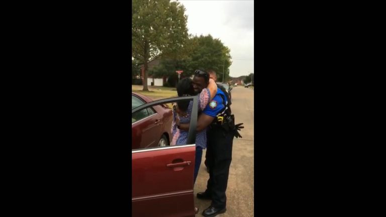 Texas cops give out turkeys to motorists