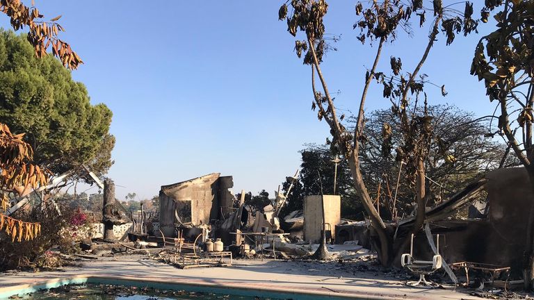 A destroyed mansion in Malibu. Paste BN pic