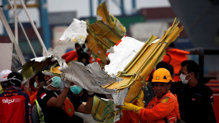 Los miembros del equipo de rescate transportan los escombros recuperados del vuelo JT610 de Lion Air accidentado