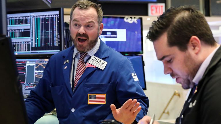 Traders work on the floor of the NYSE in New York 19/11/18