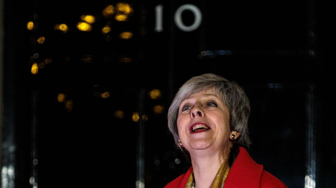 LONDON, ENGLAND - DECEMBER 06: British Prime Minister Theresa May switches on the Christmas tree lights outside Number 10 Downing Street with three school children on December 06, 2018 in London, England. (Photo by Jack Taylor/Getty Images)
