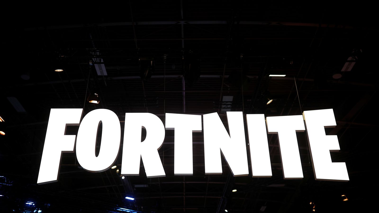fortnite player charged with assaulting partner during live stream world news sky news - fortnite banniere