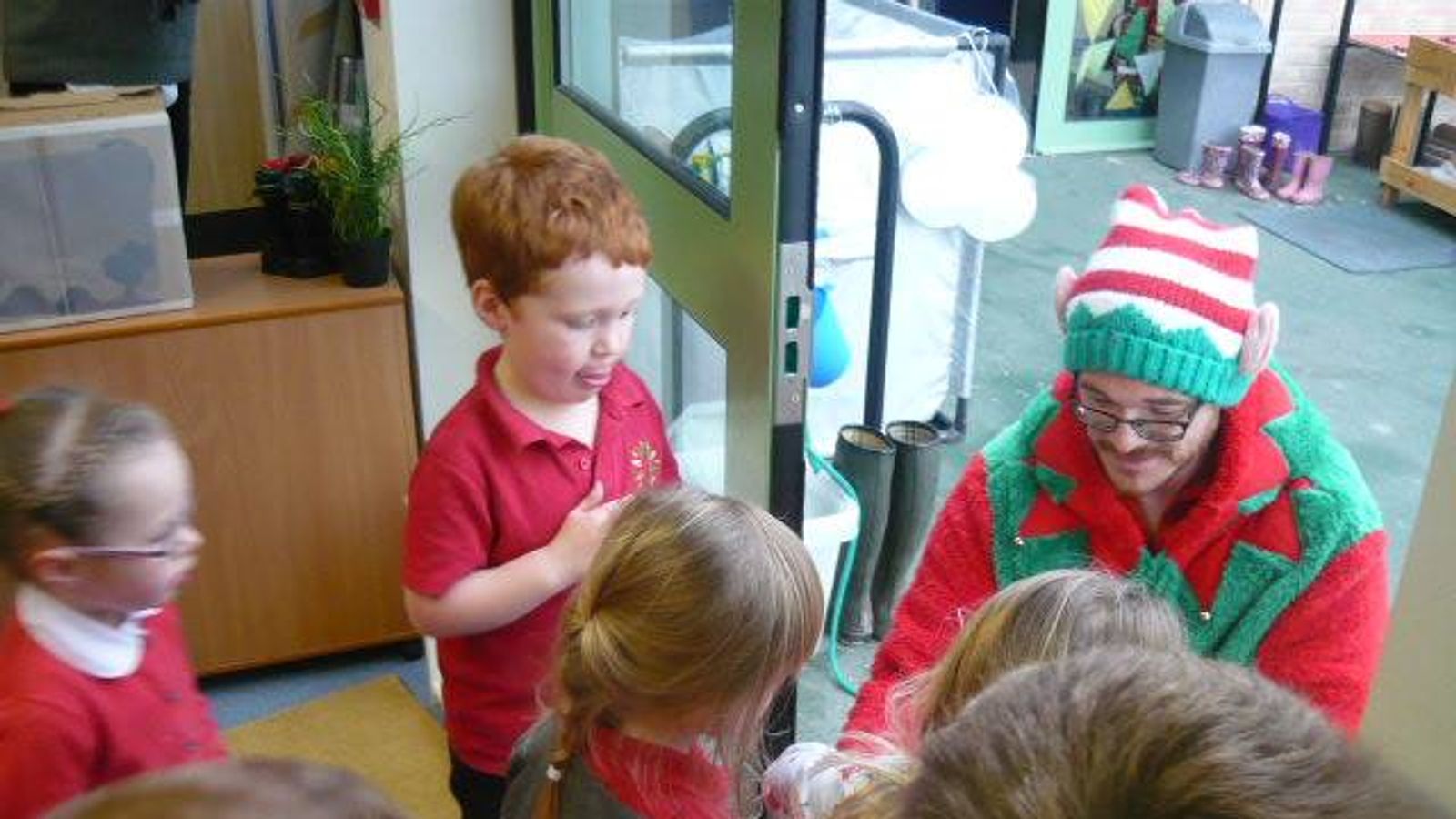 Postman Elf Postman turns into an elf to collect children's letters to Santa | UK ...