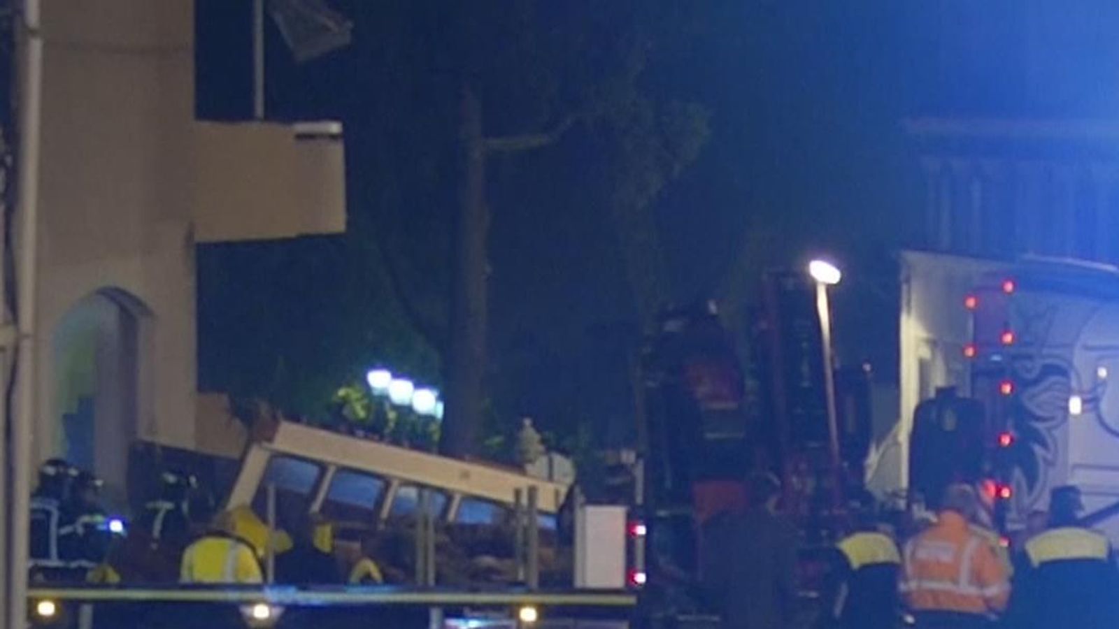 Tram derails and overturns injuring 28 in Portugal Tram derails and overturns injuring 28 in Portugal