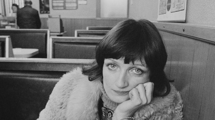 English Labour Party politician Tessa Jowell having a cup of tea in a cafe, 24th February 1978. (Photo by /Evening Standard/Hulton Archive/Getty Images)
