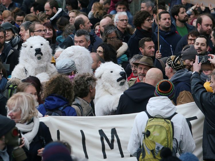 Tens of thousands protest as climate summit begins Tens of thousands protest as climate summit begins