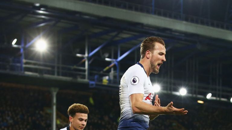 Kane tapped home Tottenham&#39;s third to put them in command at Goodison Park