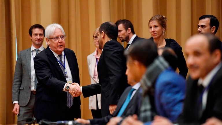 Martin Griffiths (L) shook hands with Yemeni delegates as the talks prepared to start