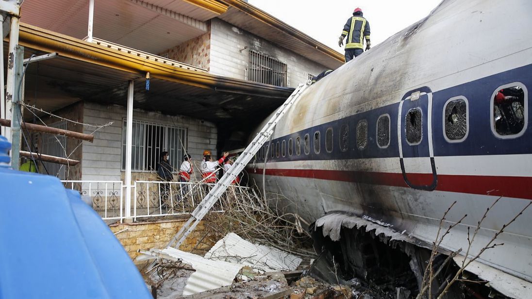 passengers-die-residents-survive-plane-crash-into-home