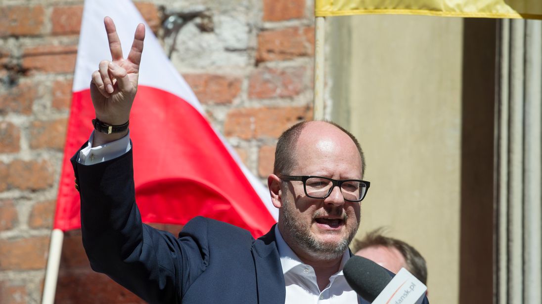 Gdansk mayor 'stabbed on stage' by attacker