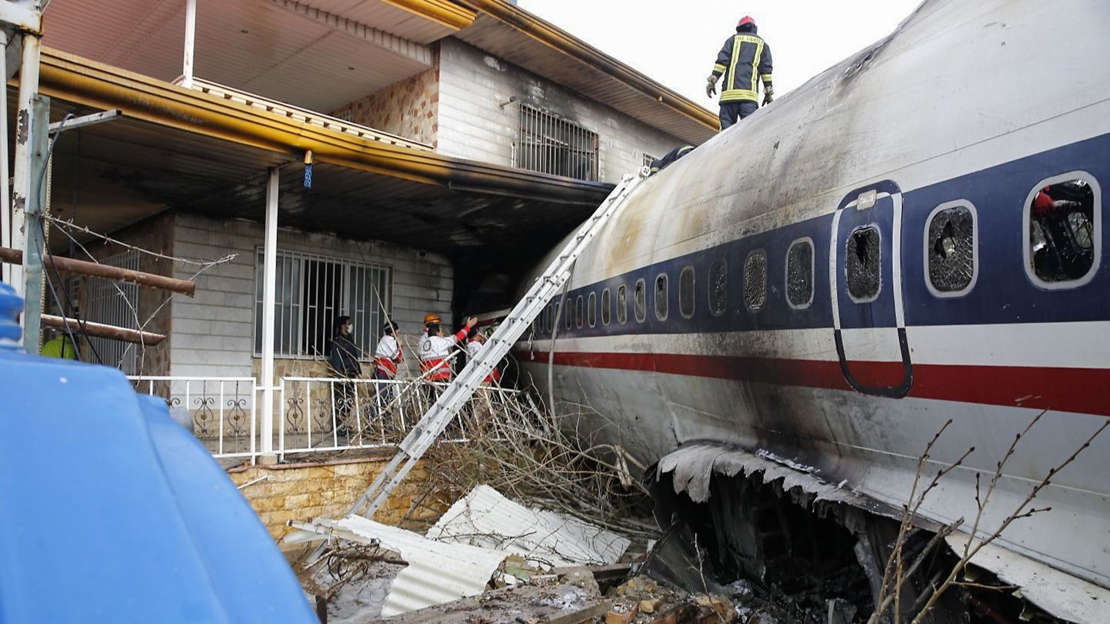 plane crashes into building