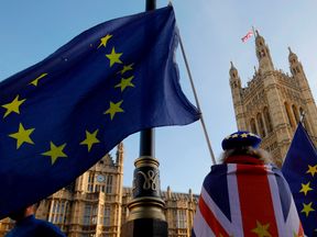 Οι αγωνιστές ενάντια στην εγκληματικότητα εκφράζουν σημαίες της Ένωσης και της ΕΕ εκτός των Σπιτιών του Κοινοβουλίου 