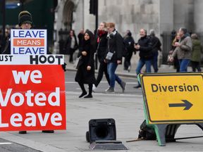 Ένας pro-Brexit διαδηλωτής κρατά μια πλακέτα κοντά στα σπίτια του Κοινοβουλίου 