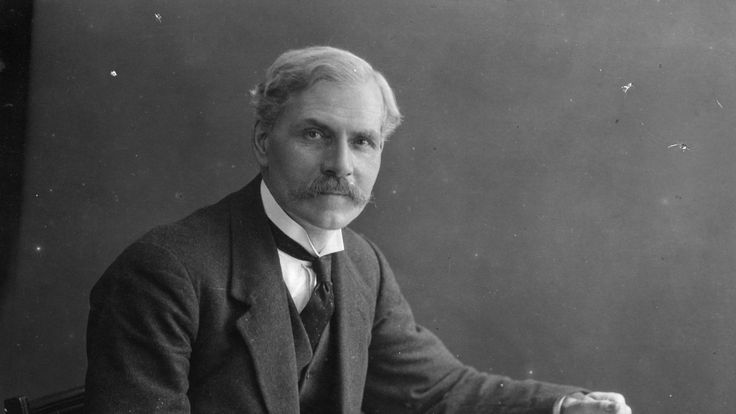 περίπου το 1900: James Ramsay MacDonald (1866 - 1937), σκωτσέζος πολιτικός και πρώτος πρωθυπουργός της Βρετανίας.  Ήταν ηγέτης του Εργατικού Κόμματος από το 1911 έως το 1914 και από το 1922 έως το 1931. Πρώτα έγινε πρωθυπουργός το 1924. Original Artist: By Elliott & Fry.  (Φωτογραφία από Αρχείο Hulton / Getty Images)
