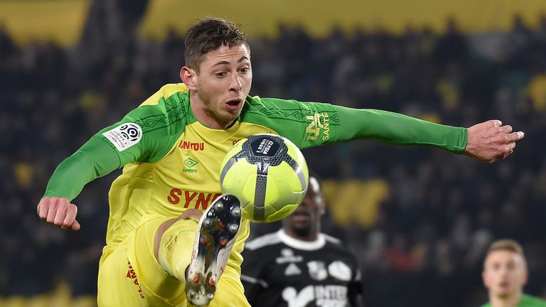 Emiliano Sala signed to Cardiff FC for £15m from Nantes