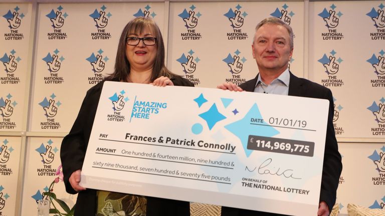 Frances et Patrick Connolly de Moira, dans le comté d'Armagh en Irlande du Nord, qui ont remporté un jackpot de 115 millions de livres sterling à l'EuroMillions lors du tirage de la loterie du Nouvel An