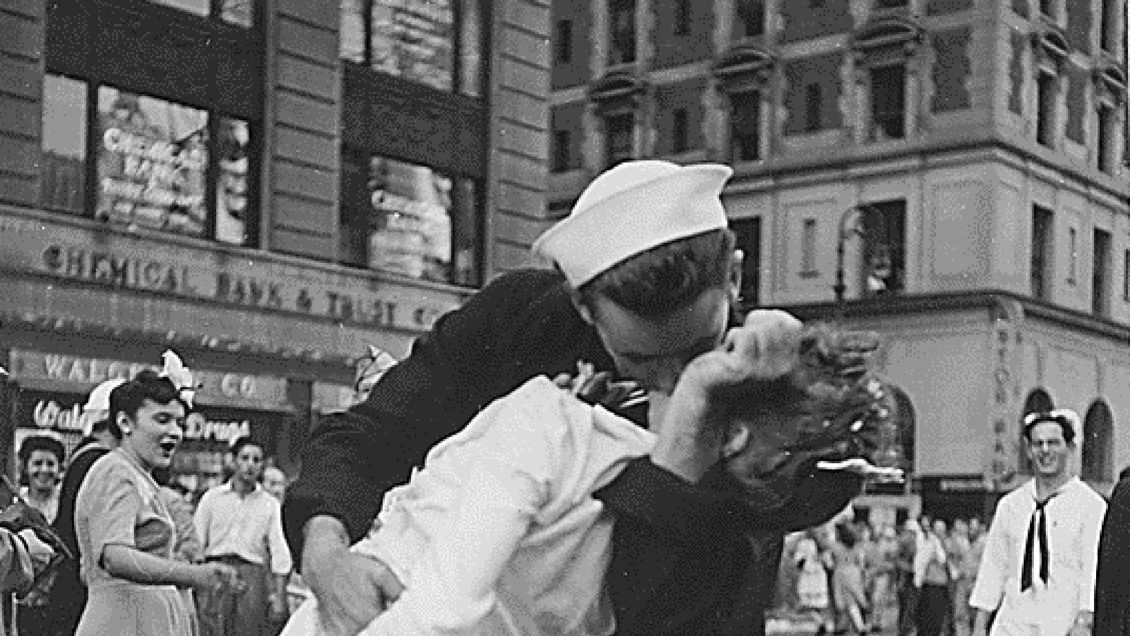 WW2 sailor in iconic Times Square kiss photo dies aged 95 | US News ...