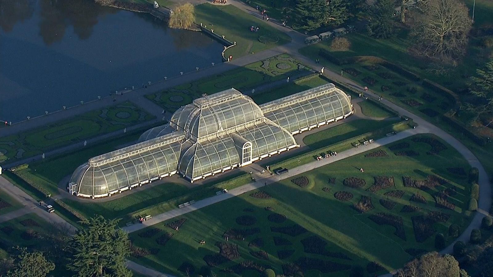 'Summertime' at London's Kew Gardens as it breaks record for warmest UK