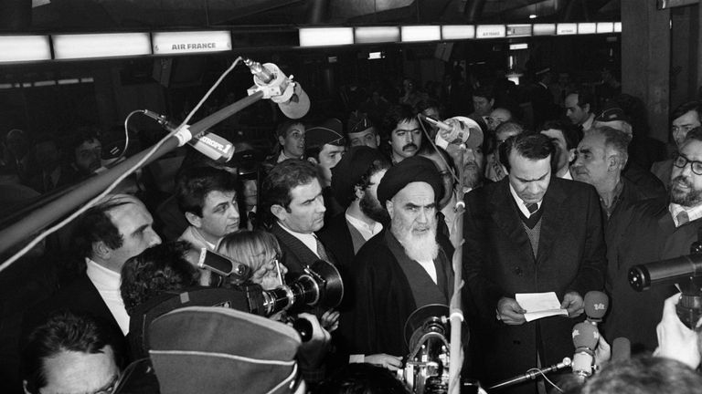 Ο Αγιατολάχ Χομεϊνί μιλά σε δημοσιογράφους πριν επιβιβαστεί σε πτήση προς Τεχεράνη στις 31 Ιανουαρίου 1979 