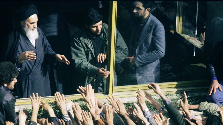 Ο Αγιατολάχ Χομεϊνί δέχεται την προσκόλληση των υποστηρικτών του μετά την άφιξή του στην Τεχεράνη