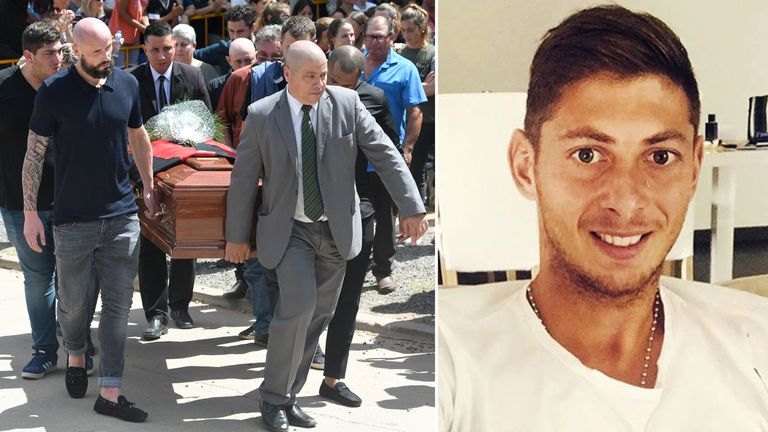 Sala&#39;s brother, agent and a teammate from FC Nantes were among those carrying his coffin