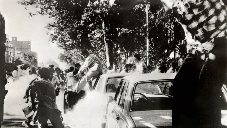 Οι οπαδοί του Χομεϊν αποφεύγουν τα δακρυγόνα, όπως αποδεικνύουν το 1978, σε μια μέρα που 200 άνθρωποι πέθαναν, σύμφωνα με ακτιβιστές