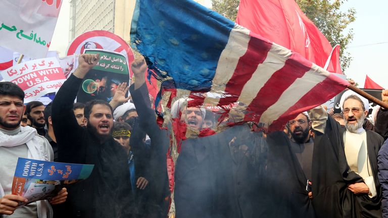 Ιρανοί που κρατούν μια αντι-αμερικανική διαδήλωση