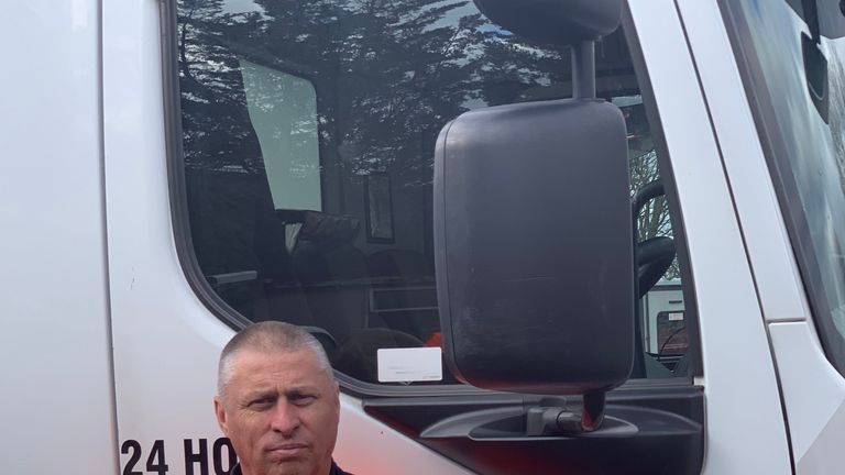 Larry Axten believes recovery drivers should be allowed to put red lights on top of their vehicles